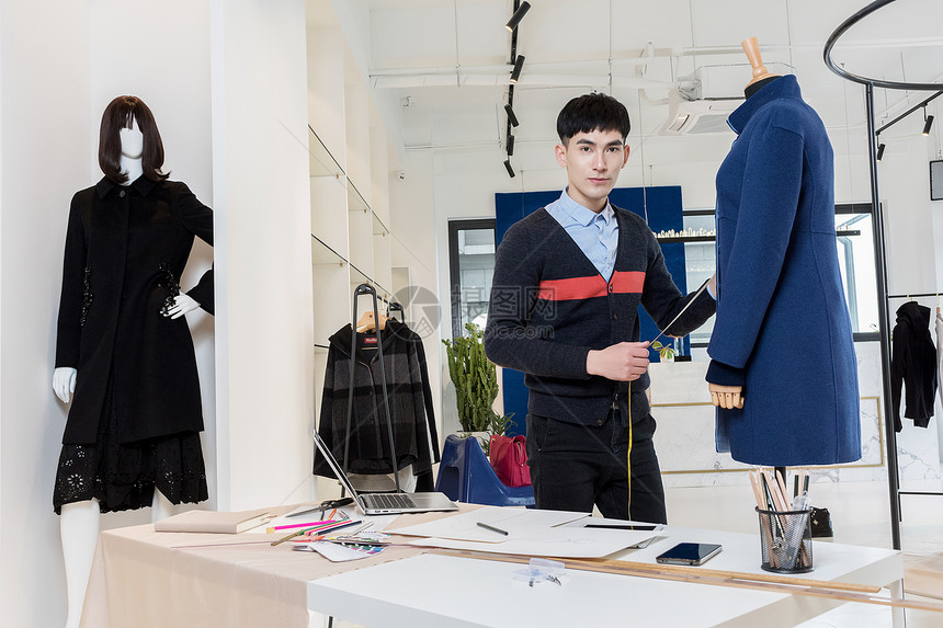 男服裝設計師的工作狀態(tài) 從靈感到成衣的創(chuàng)作之旅