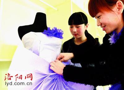 環(huán)保創(chuàng)意展風采 小學生手工紙質啦啦隊服裝獲央視少兒頻道關注