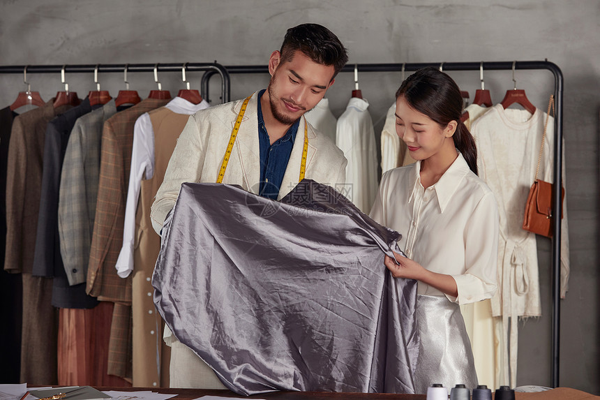 挑選服裝布料的設計師團隊 服裝制作的藝術與科學